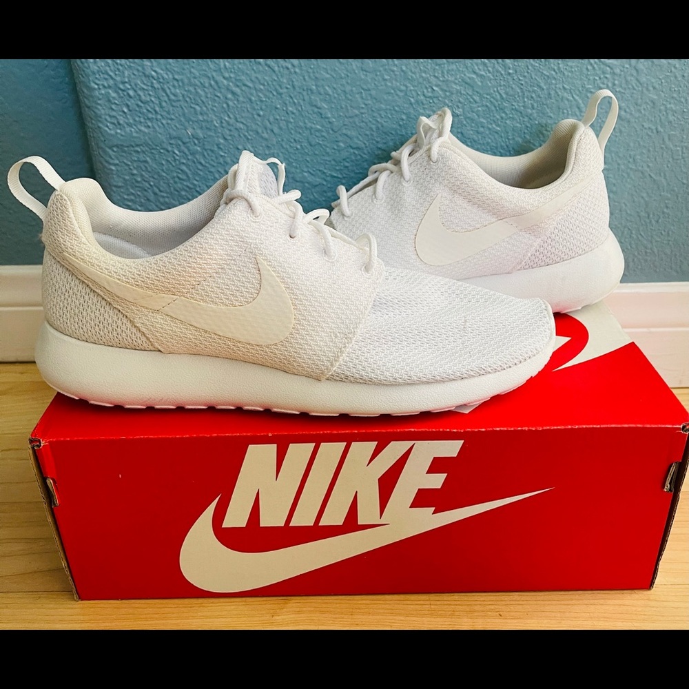 Nike Roshe Run. Super comfy and light.